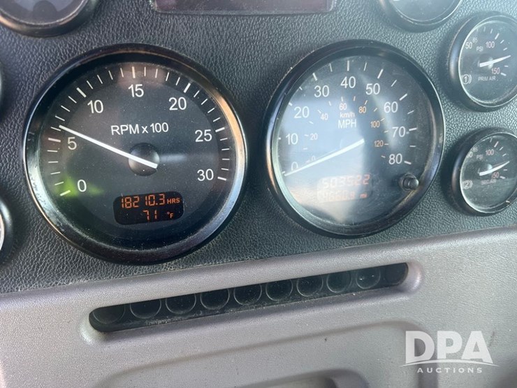 2012-peterbilt-384-image-17
