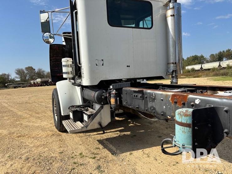 2001-peterbilt-357-image-43