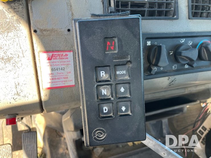 2002-freightliner-fl70-image-63