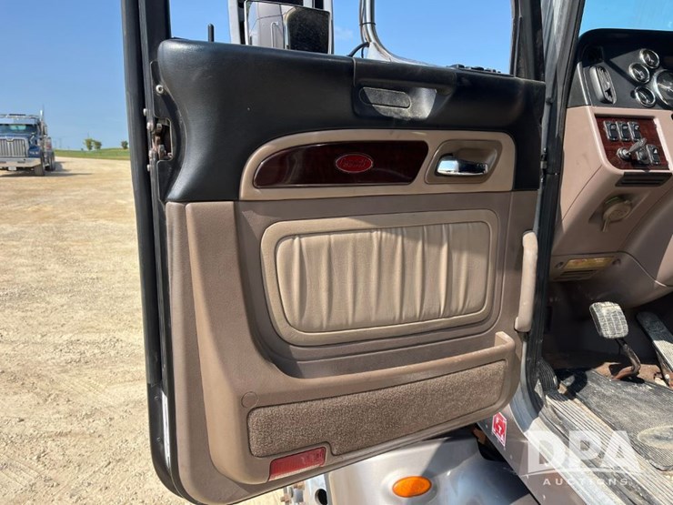 2014-peterbilt-386-image-48