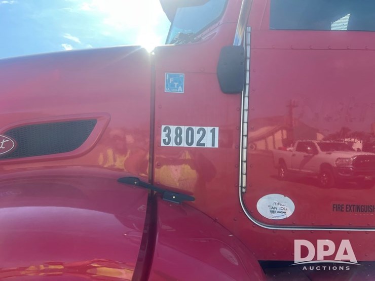 2012-peterbilt-384-image-16