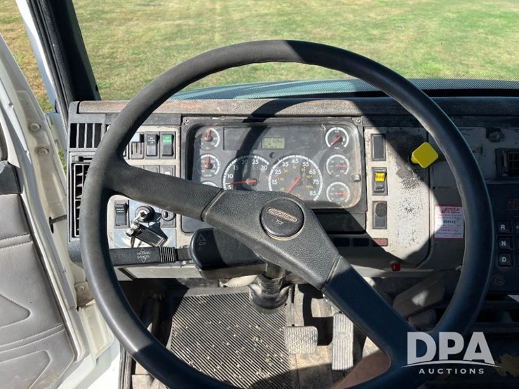 2002-freightliner-fl70-image-58