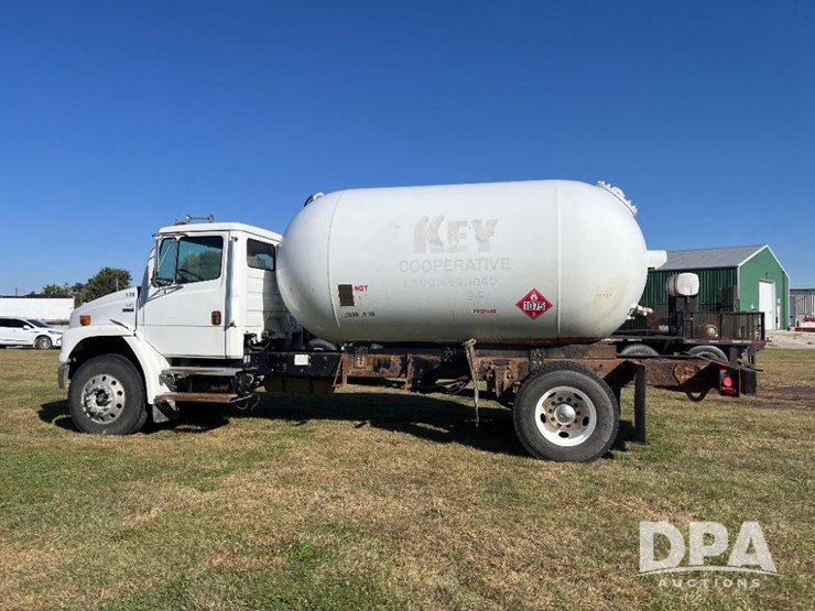 2002-freightliner-fl70-image-13