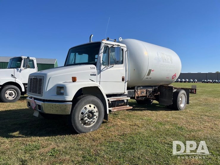 2002-freightliner-fl70-image-1