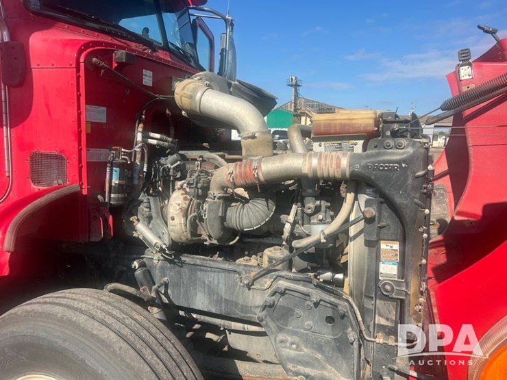 2012-peterbilt-384-image-8
