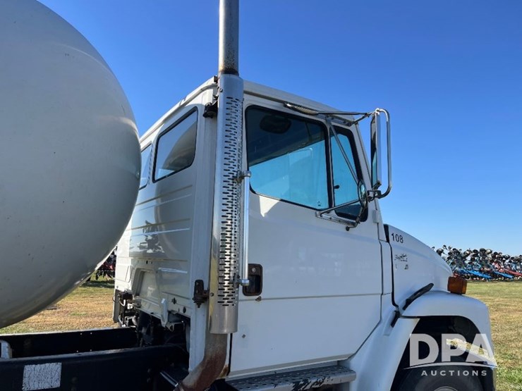 2002-freightliner-fl70-image-29