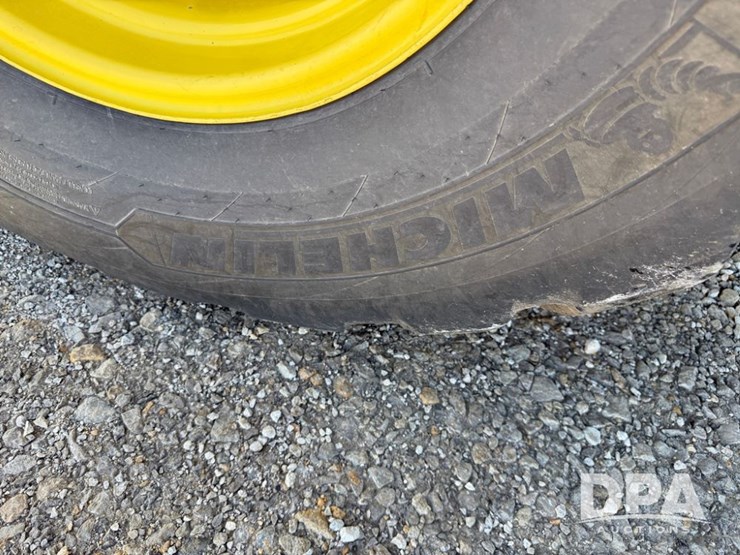 2023-john-deere-800r-image-45