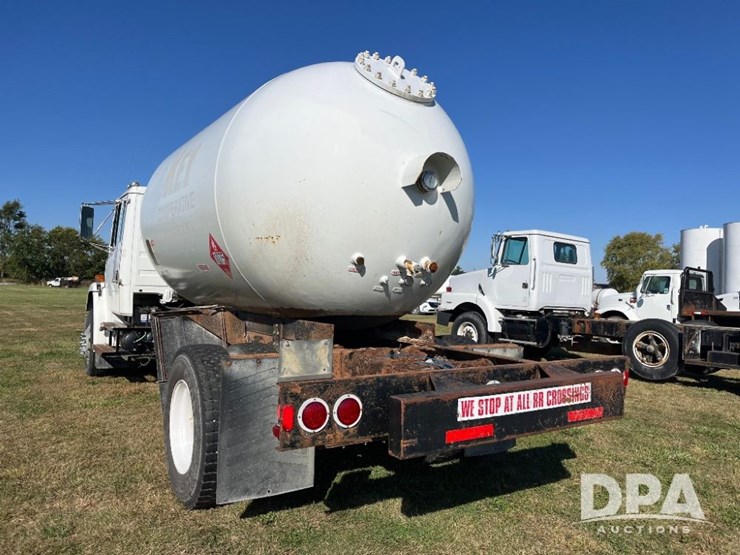 2002-freightliner-fl70-image-11