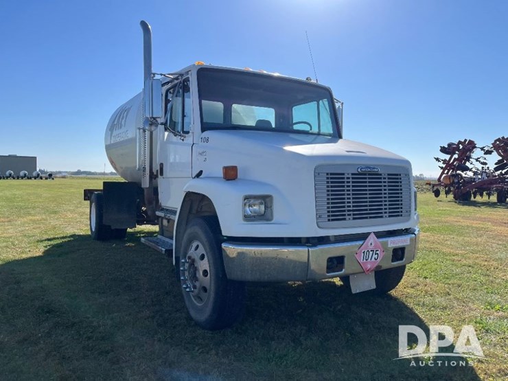 2002-freightliner-fl70-image-4