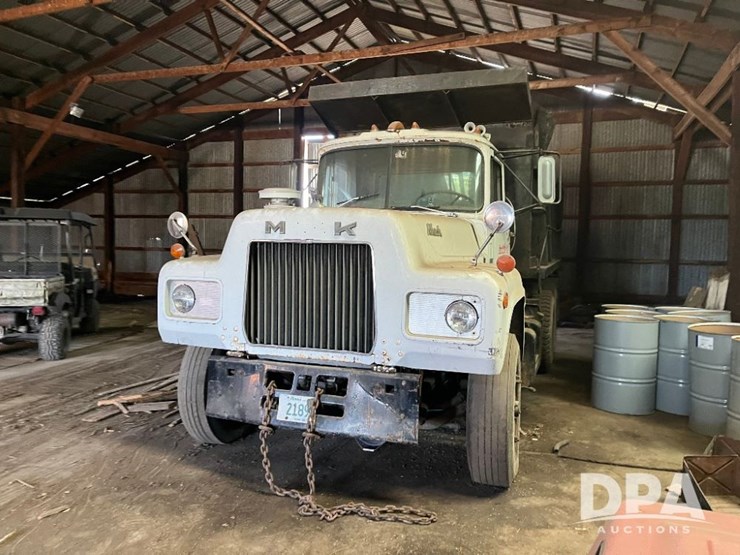 1977-mack-r600-image-2