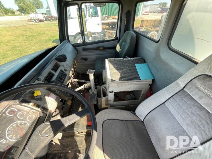 2002-freightliner-fl70-image-54