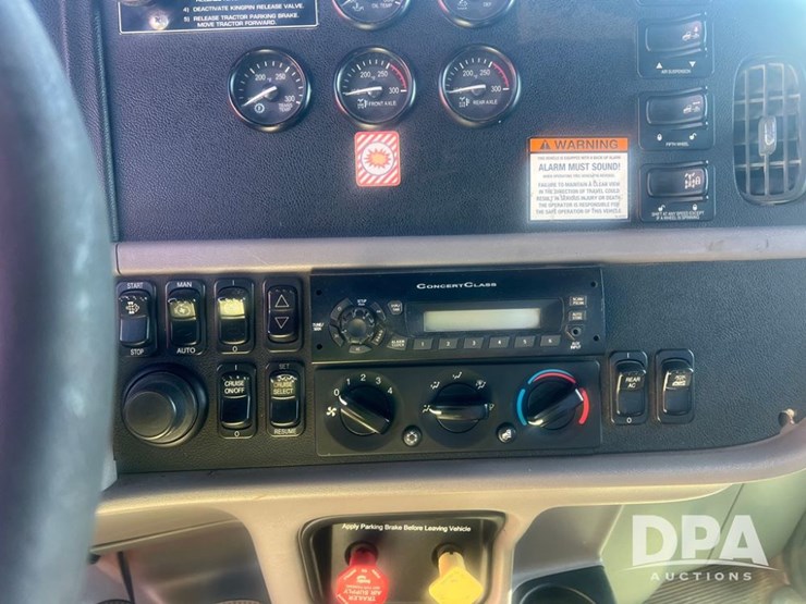 2012-peterbilt-384-image-16