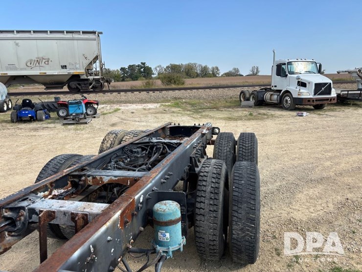 2001-peterbilt-357-image-40