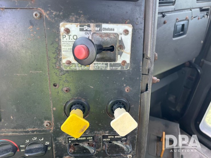 2001-ihc-9100-truck-(jn2647,-unit-32347)-image-65