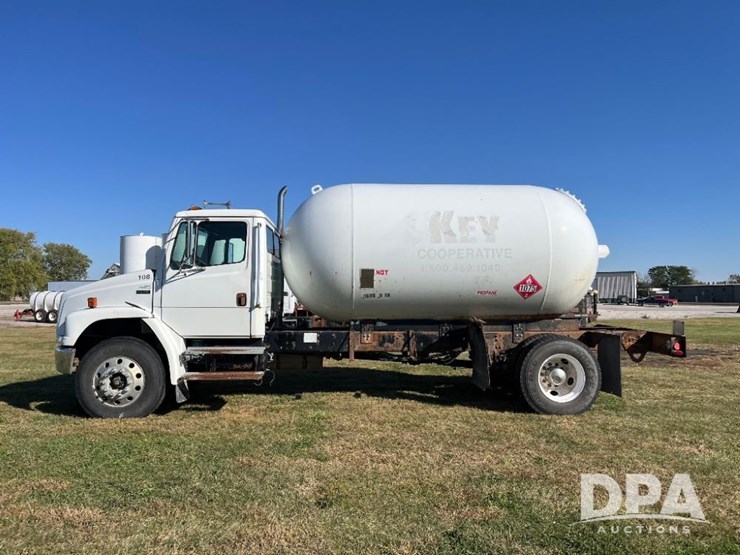 2002-freightliner-fl70-image-14