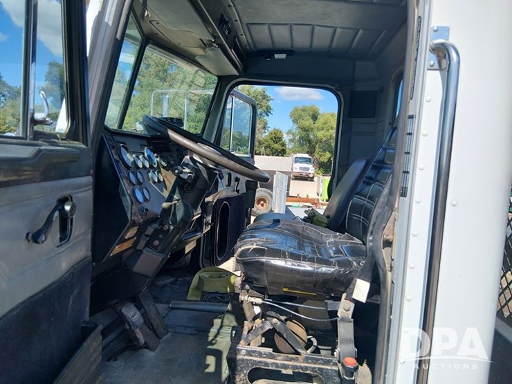 1991-peterbilt-357-image-4