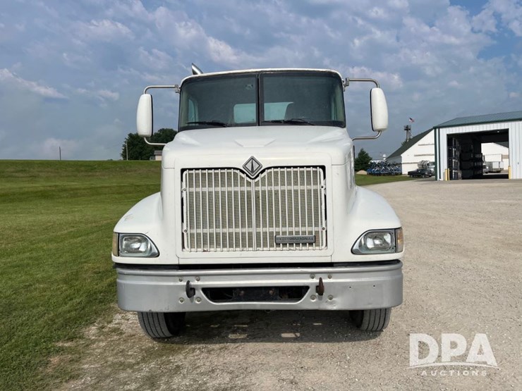 2001-ihc-9100-truck-(jn2647,-unit-32347)-image-2