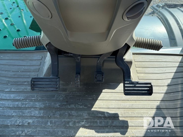 2023-john-deere-800r-image-123