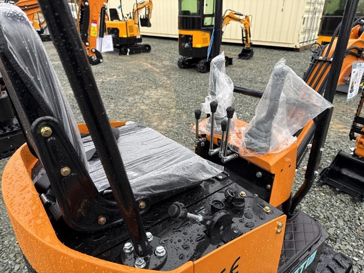 #6463-•-unused-future-ft13-mini-excavator-image-12