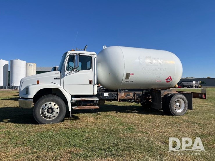 2002-freightliner-fl70-image-15