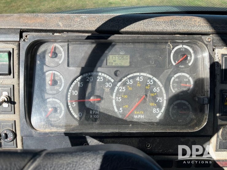 2002-freightliner-fl70-image-60