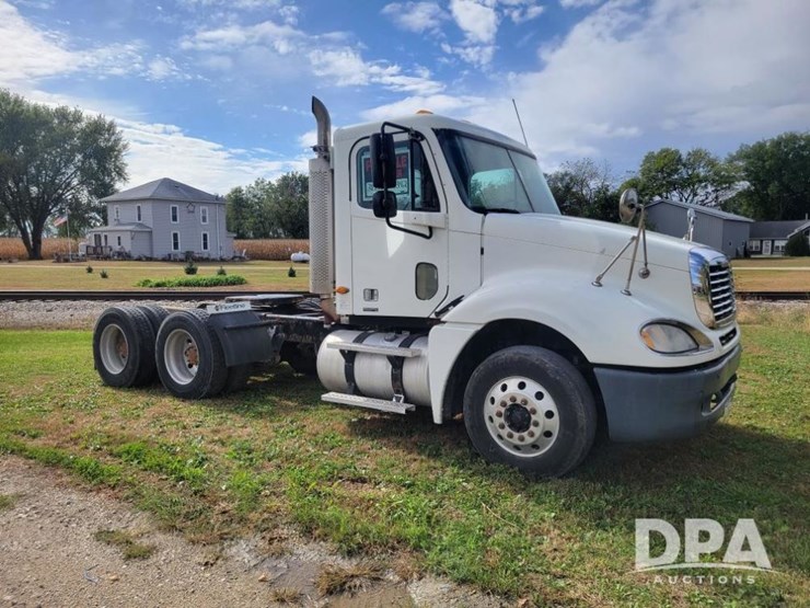 2003-freightliner-columbia-120-image-1