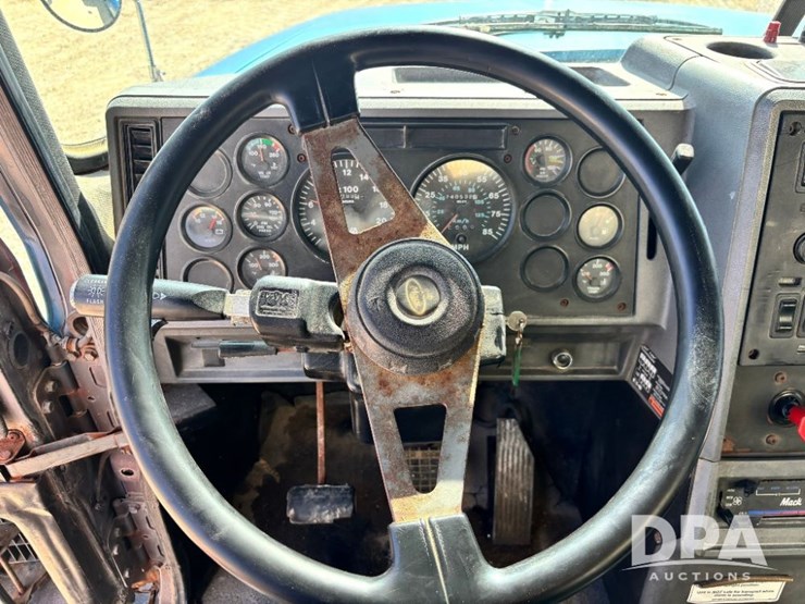 2000-mack-ch613-image-65