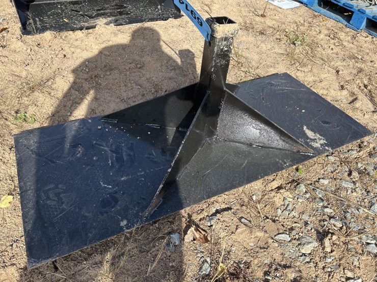 #6931-•-unused-skid-steer-hitch-adapter-image-3
