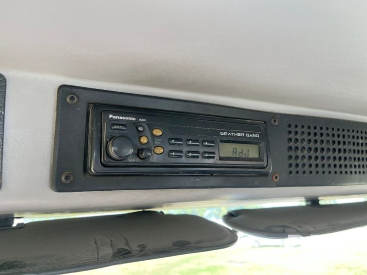 2002-freightliner-fl70-image-68