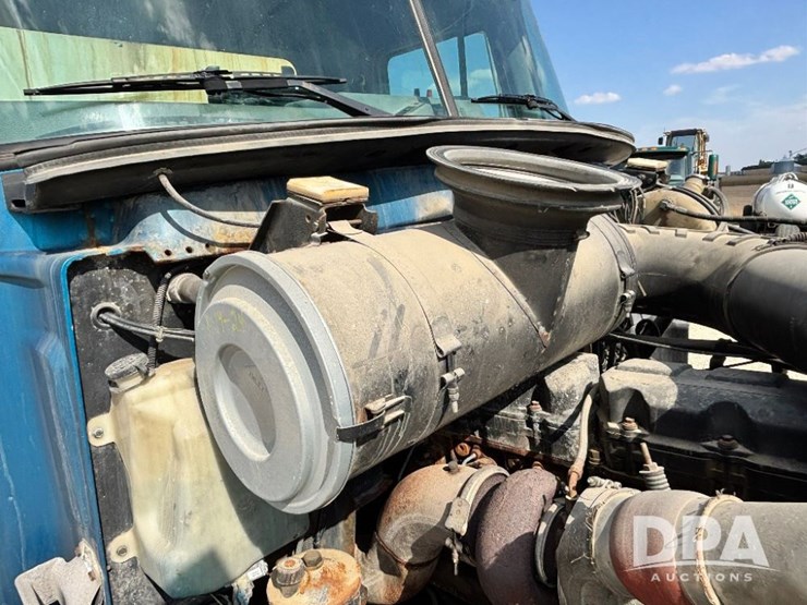 2000-mack-ch613-image-39