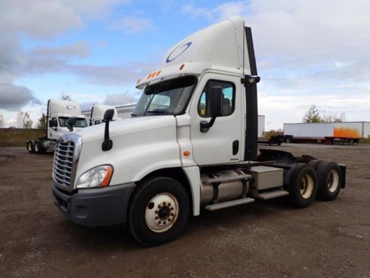 2010-freightliner-cascadia-t/a-hiway-tractor---day-image-1