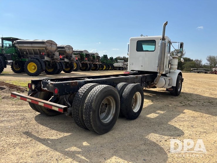 2001-peterbilt-357-image-13