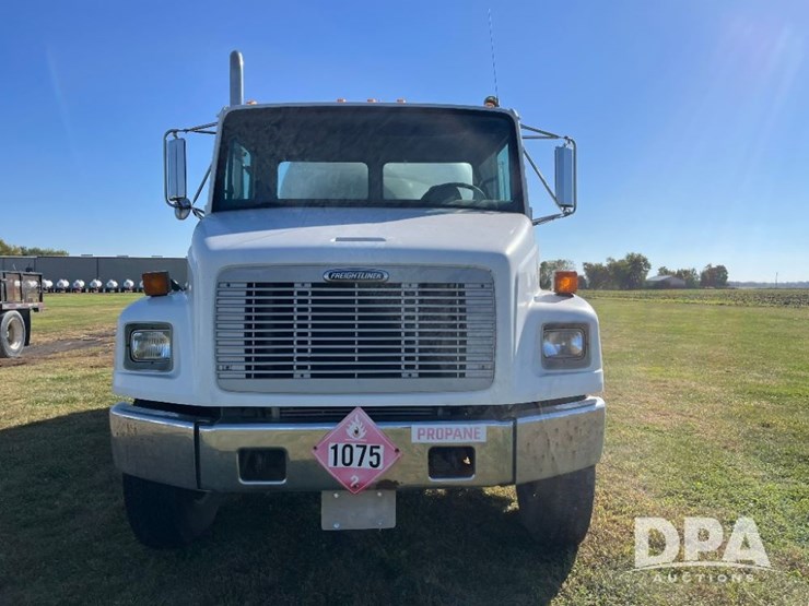 2002-freightliner-fl70-image-3