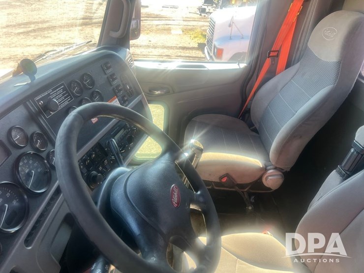 2012-peterbilt-384-image-13