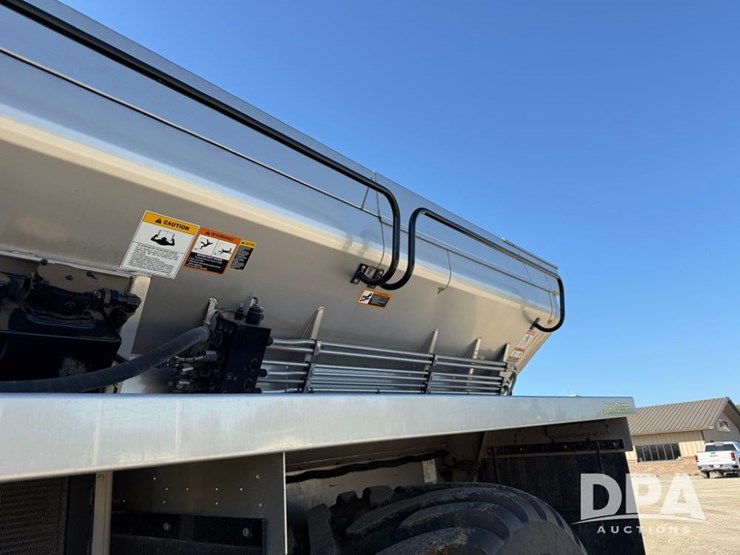 2023-john-deere-800r-image-62