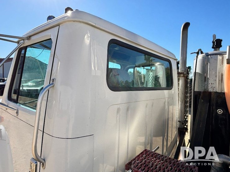 1999-ihc-4700-liquid-nurse-truck-(gp11652,-unit-126458)-image-28