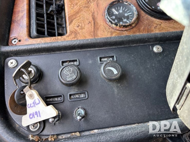 2001-peterbilt-357-image-71