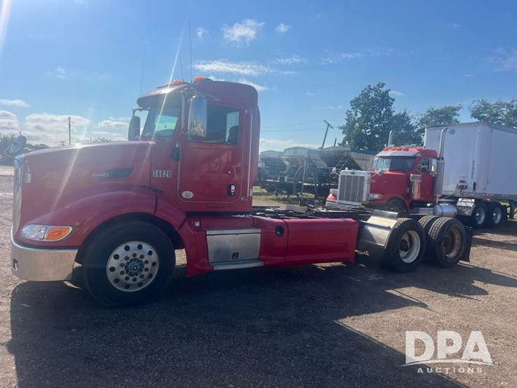 2012-peterbilt-384-image-1