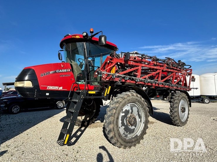 2015-case-ih-patriot-4440-image-1
