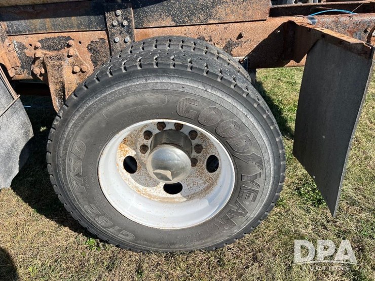 2002-freightliner-fl70-image-44