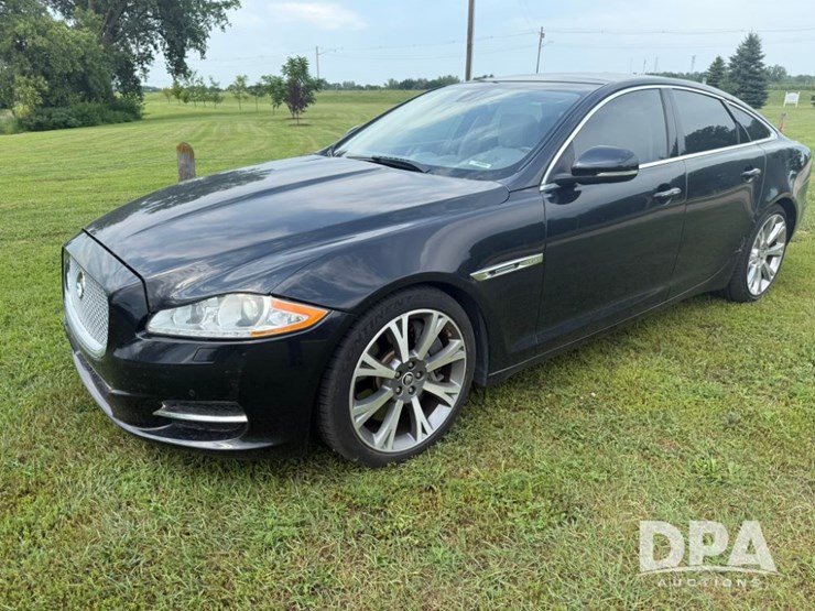 2012-jaguar-xj-sedan-(lld1443)-image-2