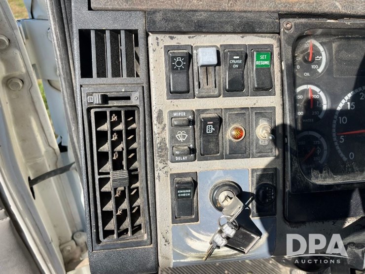 2002-freightliner-fl70-image-59