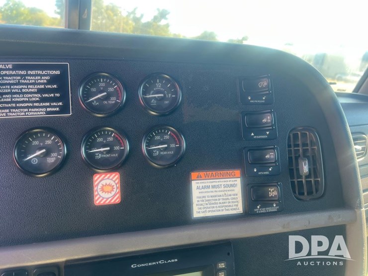 2012-peterbilt-384-image-15