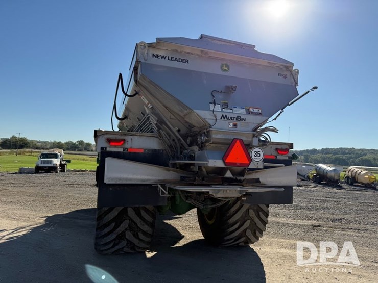 2023-john-deere-800r-image-17