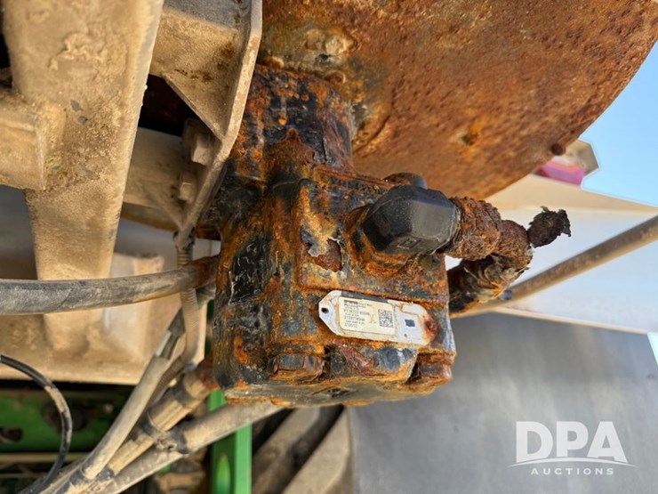 2023-john-deere-800r-image-69