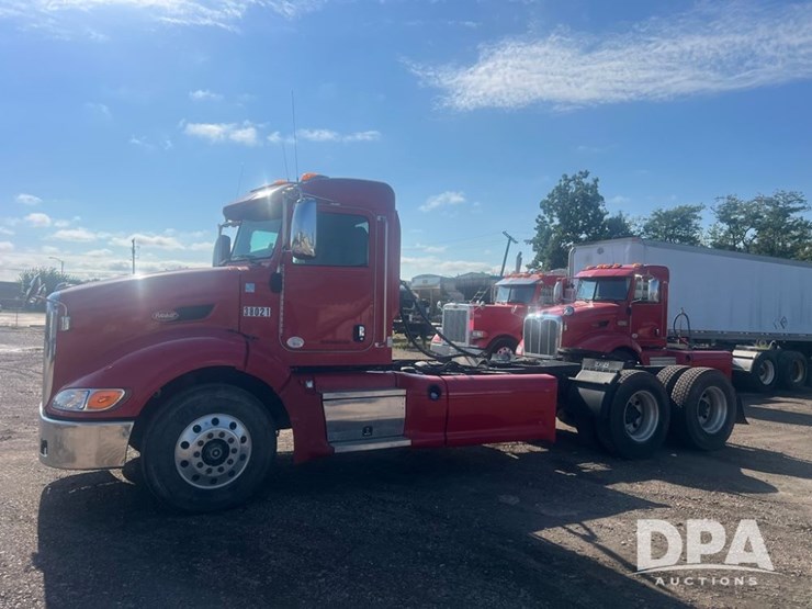 2012-peterbilt-384-image-1