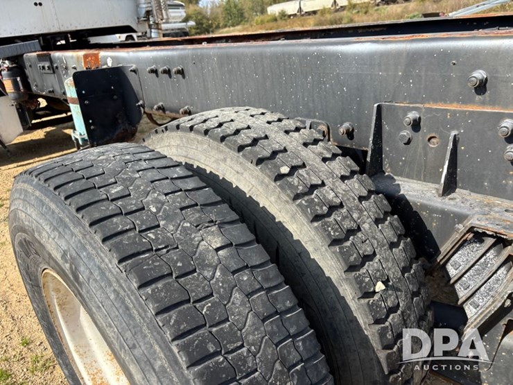 2001-peterbilt-357-image-61