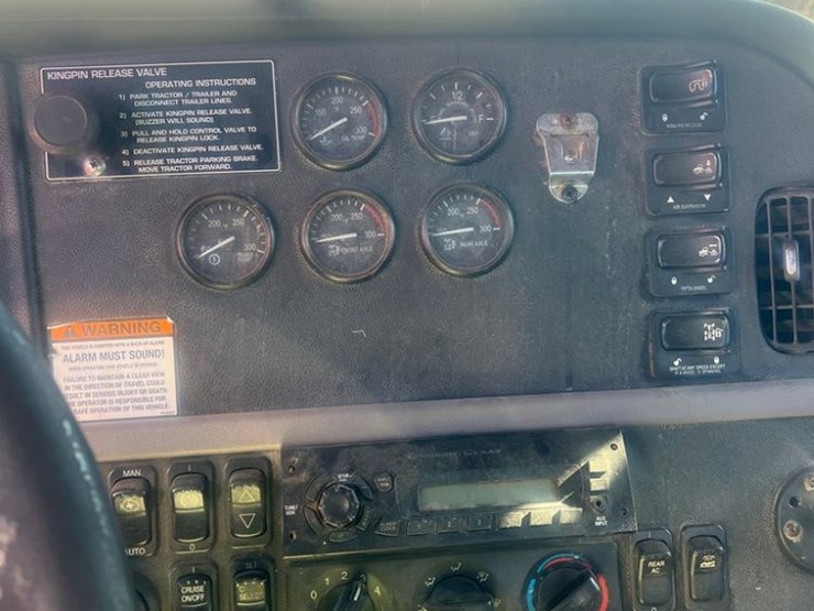 2012-peterbilt-384-image-12