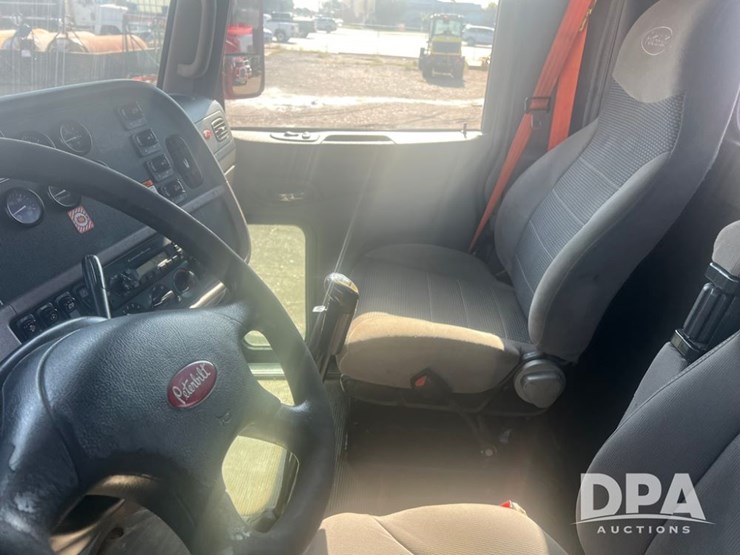 2012-peterbilt-384-image-10