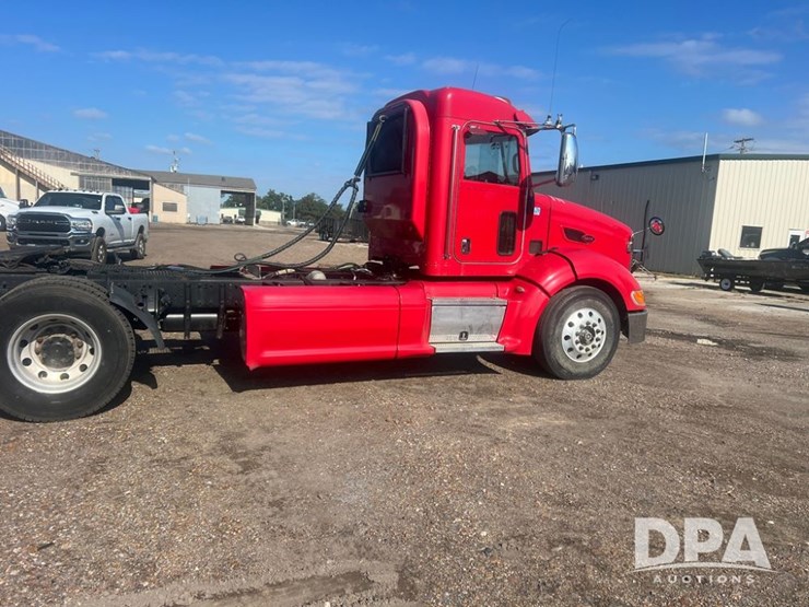 2012-peterbilt-384-image-2
